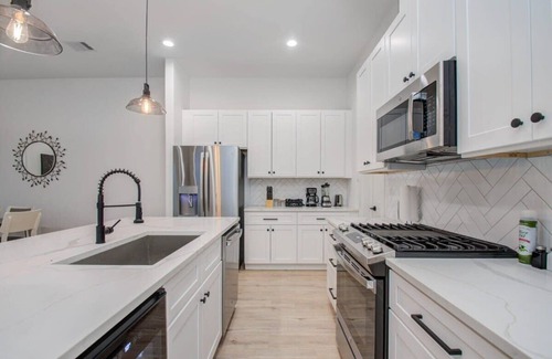 Northside Casa | Modern Farmhouse, Mins Restaurants & Attractions
