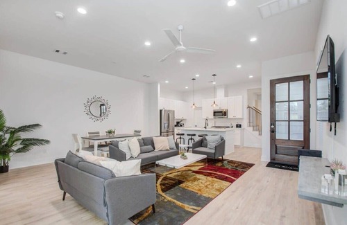 Northside Casa | Modern Farmhouse, Mins Restaurants & Attractions