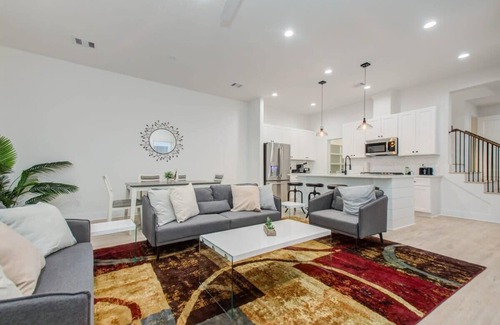 Northside Casa | Modern Farmhouse, Mins Restaurants & Attractions