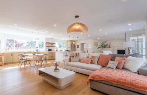 Sebastopol Casa | Modern Farmhouse on 1 Acre Lot Just Steps From Regional Park with Hot Tub