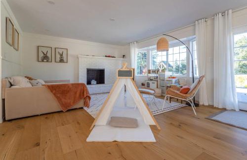 Sebastopol Casa | Modern Farmhouse on 1 Acre Lot Just Steps From Regional Park with Hot Tub