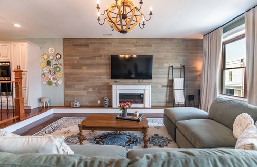 Elizabeth City Apartamento | Modern Farmhouse Retreat, 3BR/3.5BA, Balcony + Activity Haven + Workspaces