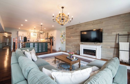 Elizabeth City Apartamento | Modern Farmhouse Retreat, 3BR/3.5BA, Balcony + Activity Haven + Workspaces