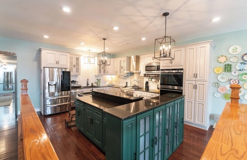 Elizabeth City Apartamento | Modern Farmhouse Retreat, 3BR/3.5BA, Balcony + Activity Haven + Workspaces