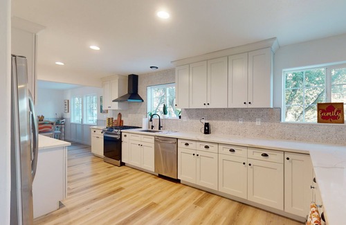 Springville Casa | Modern farmhouse with mountain views - next to N. Fork Tule River