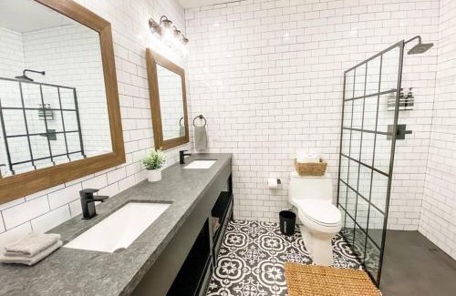 Camelback East Casa | Modern Farmhouse with Guest House Near Park