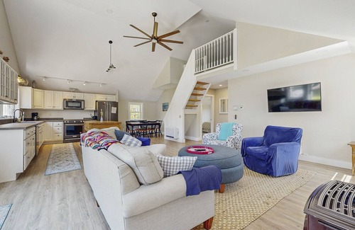 Bayside Casa | ¡NUEVO LISTADO! Casa de campo aislada y moderna con chimenea de gas, cocina completa y balcón