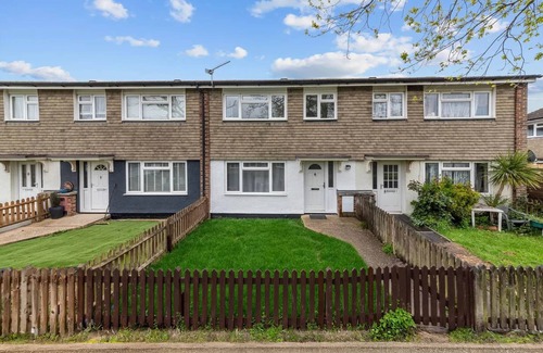 Five Oak Green Casa | Modern Fashionably Refurbished 4 bedroom Home with Wi-Fi