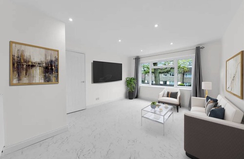 Five Oak Green Casa | Modern Fashionably Refurbished 4 bedroom Home with Wi-Fi