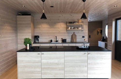 Risor Cabina | Modern Fjord Cabin w/Panoramic Views, Deck & Dock - Risør Getaway