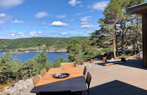 Risor Cabina | Modern Fjord Cabin w/Panoramic Views, Deck & Dock - Risør Getaway