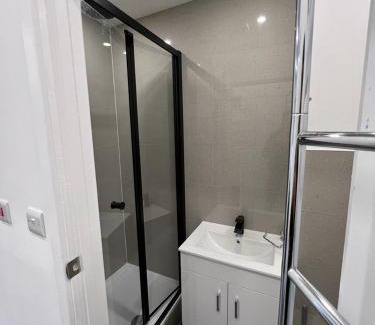 Runnymede Apartamento | Modern flat in Egham by Royal Holloway University Royal Ascot and Windsor near Heathrow Airport