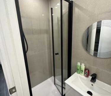 Runnymede Apartamento | Modern flat in Egham by Royal Holloway University Royal Ascot and Windsor near Heathrow Airport