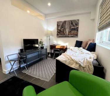 Runnymede Apartamento | Modern flat in Egham by Royal Holloway University Royal Ascot and Windsor near Heathrow Airport