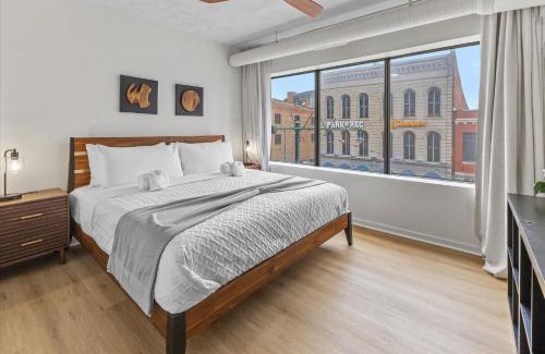 Wholesale District Apartamento | Modern Flat off Meridian - Walk Anywhere Downtown