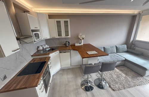 Kaposvar Apartamento | Modern Flat w/ Home Office, Balcony & Fireplace
