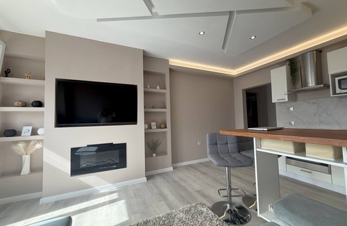 Kaposvar Apartamento | Modern Flat w/ Home Office, Balcony & Fireplace
