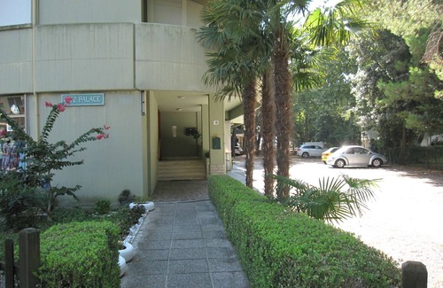 Grado Pineta Apartamento | Piso moderno con balcón y ascensor en Grado Pineta