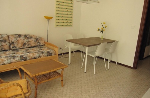Grado Pineta Apartamento | Piso moderno con balcón y ascensor en Grado Pineta