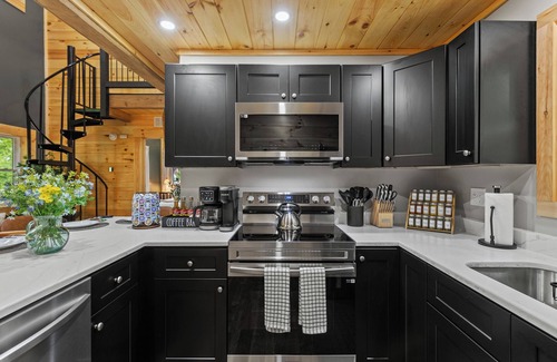 Campton Cabina | Modern Forest Cabin w/ Hot Tub, Sauna & Firepit near Natural Bridge State Park