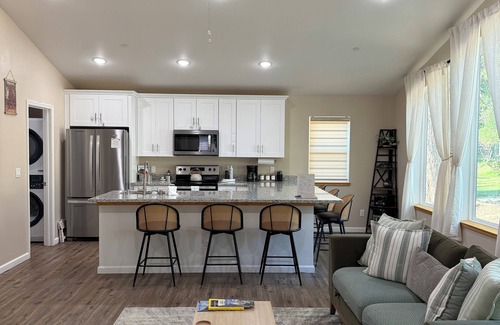 Mariposa Casa | Modern Forest Escape with Private Meadow 1 hr Yosemite Home Away From Home