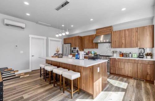 Kennydale Casa | Modern Fortress w/4 Decks| AC in all rooms |Gym