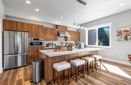 Kennydale Casa | Modern Fortress w/4 Decks| AC in all rooms |Gym