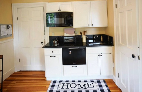 Fox Point Apartamento | Modern French Vacation Home at Brown