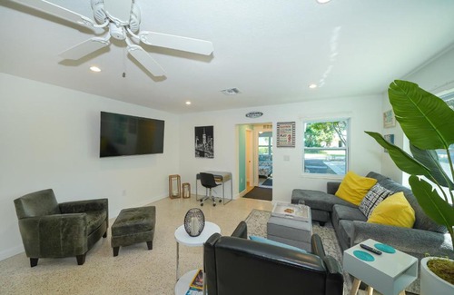 South Sarasota Casa | Modern & Fresh - Less than 3 miles to the Beach!