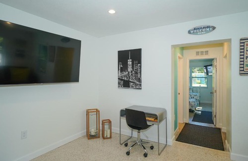 South Sarasota Casa | Modern & Fresh - Less than 3 miles to the Beach!