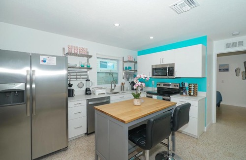 South Sarasota Casa | Modern & Fresh - Less than 3 miles to the Beach!