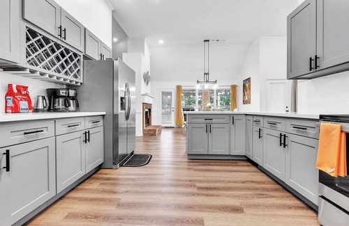 Southwind Casa | Modern, Freshly Updated 5- Bedroom Brick Home just Minutes from the airport.