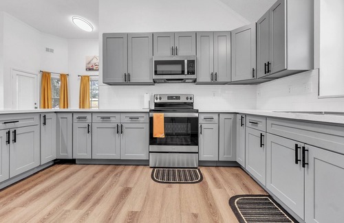 Southwind Casa | Modern, Freshly Updated 5- Bedroom Brick Home just Minutes from the airport.