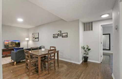 Chicago Apartamento | Modern & Furnished 2BR Apt with In-unit Laundry - Sunnyside 2E