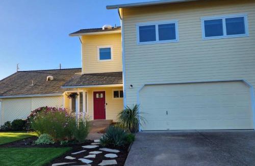 Eugene Apartamento | Modern Furnished Retreat