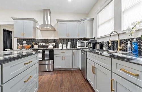 Leinkauf Casa | Modern Gem 2 Homes Rental Sleeps 10