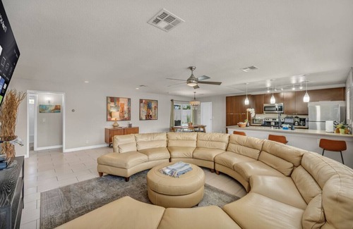 Rancho Oakey Casa | Modern Gem near Down Town