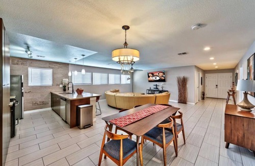 Rancho Oakey Casa | Modern Gem near Down Town