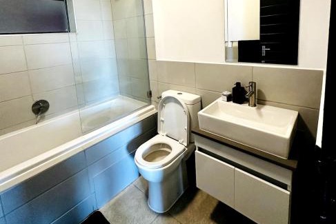 Greater Johannesburg Metropolitan Area Apartamento | Modern Gem Near Mall of Africa!