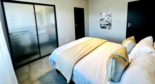 Greater Johannesburg Metropolitan Area Apartamento | Modern Gem Near Mall of Africa!