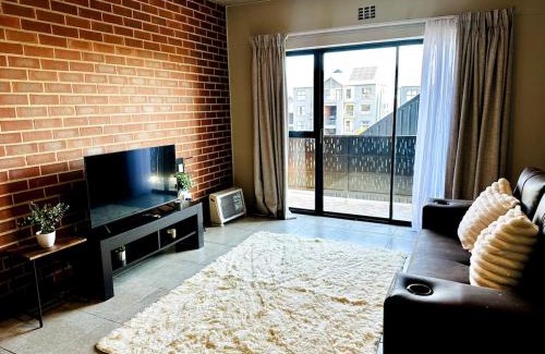 Greater Johannesburg Metropolitan Area Apartamento | Modern Gem Near Mall of Africa!