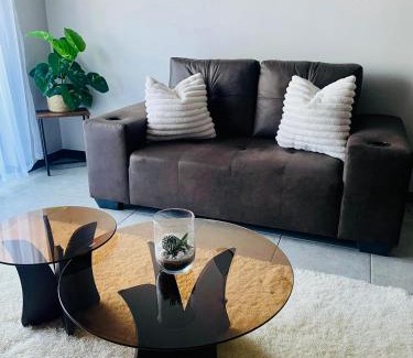 Greater Johannesburg Metropolitan Area Apartamento | Modern Gem Near Mall of Africa!