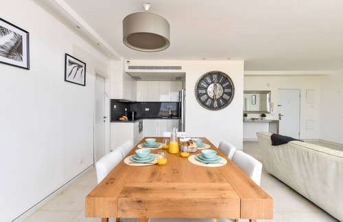 Herzliya Pituach Apartamento | Modern Gem with Stunning Balcony by Sea N Rent