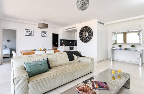 Herzliya Pituach Apartamento | Modern Gem with Stunning Balcony by Sea N Rent