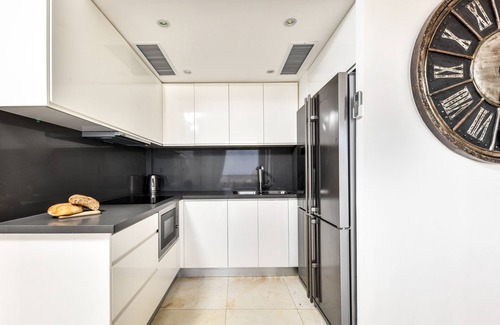 Herzliya Pituach Apartamento | Modern Gem with Stunning Balcony by Sea N Rent