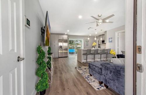 Riviera Beach Casa | Modern getaway near the beach with room for a boat