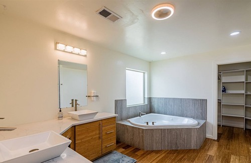 Northeast Heights Casa | Modern Getaway- Voice Activated Smart Home!