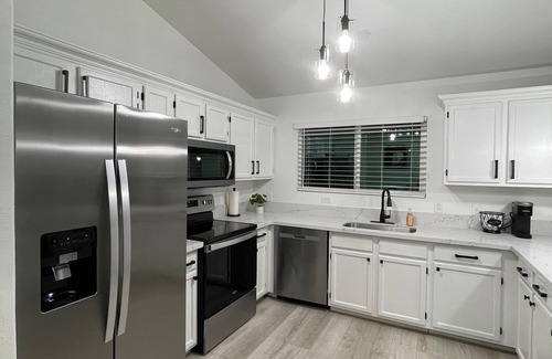 Maryvale Casa | Modern Glendale Home, 5 minutes Away From State Farm Stadium