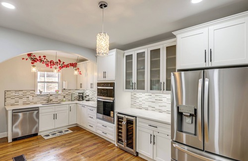 Roselawn Finance Casa | Modern Group Getaway w/Private Yard in Cincinnati