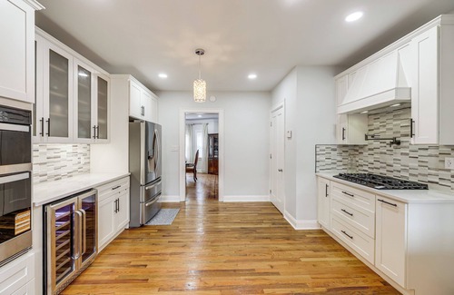Roselawn Finance Casa | Modern Group Getaway w/Private Yard in Cincinnati